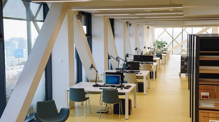 Knihovna Jinonice 3. patro studijní místa